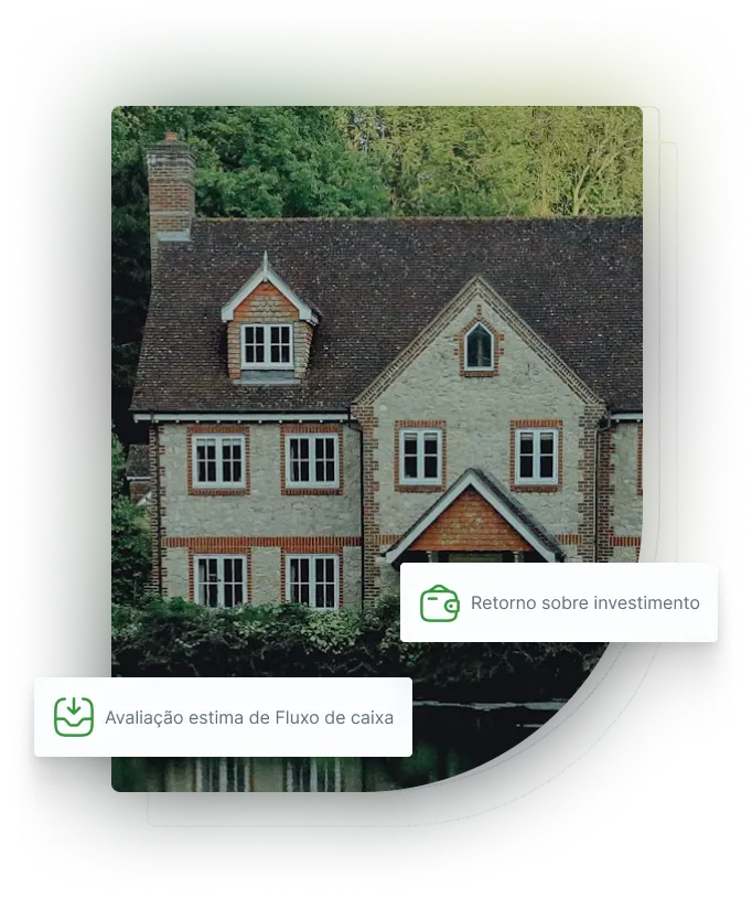 Mansão feita em padrão inglês, ao fundo é possível ver uma floresta e grande área verde