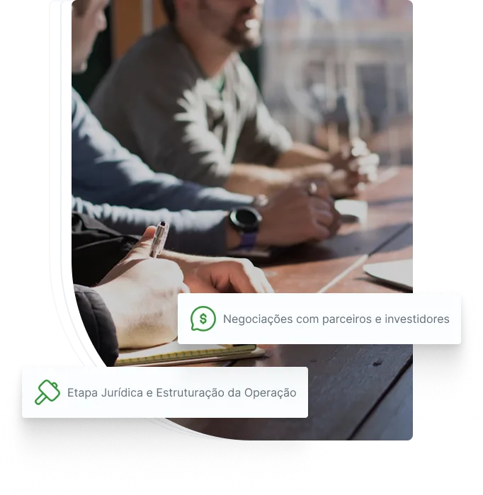 Negociação entre as partes de um contrato, na imagem também é possível ver três pessoas tomando nota durante o processo